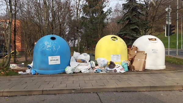 Разбросанный мусор в богемном районе Вильнюса - Ужупис - Sputnik Lietuva