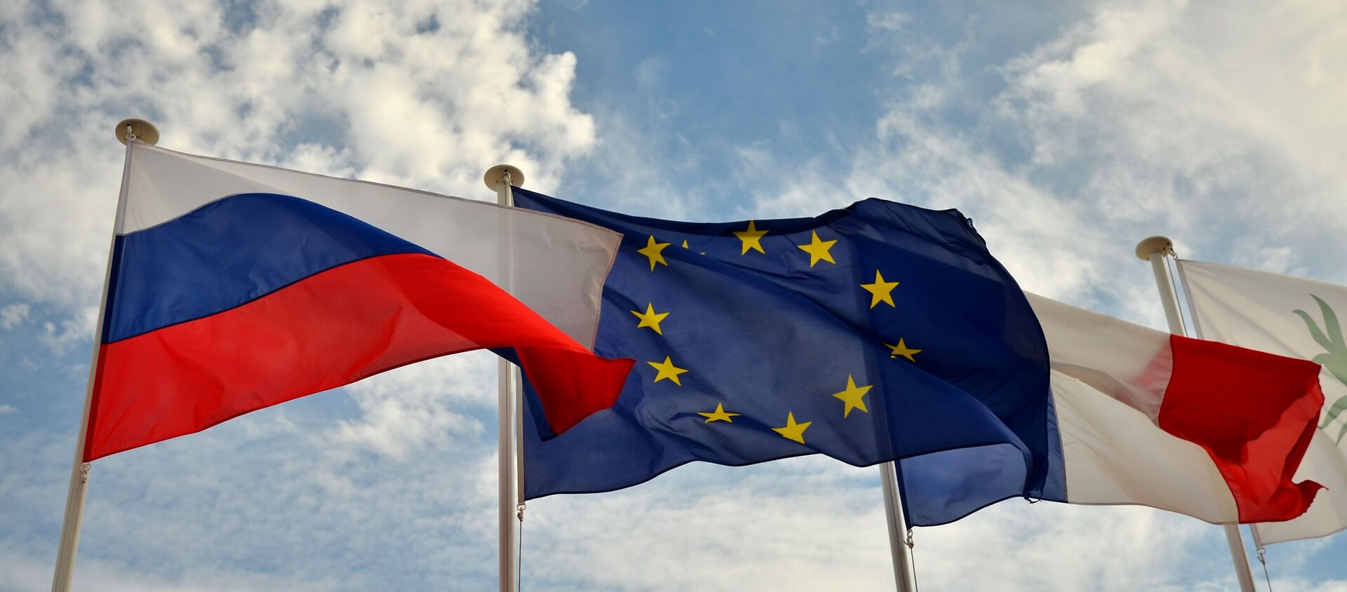 Флаги России, ЕС и Франции на набережной Ниццы - Sputnik Lietuva, 1920, 17.02.2021