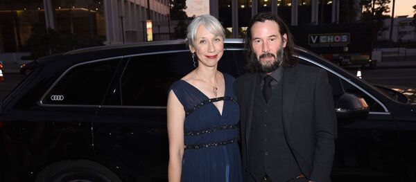 Актер Киану Ривз с художницей Александрой Грант, 2 ноября 2019 года Актер Киану Ривз с художницей Александрой Грант, 2 ноября 2019 года - Sputnik Lietuva