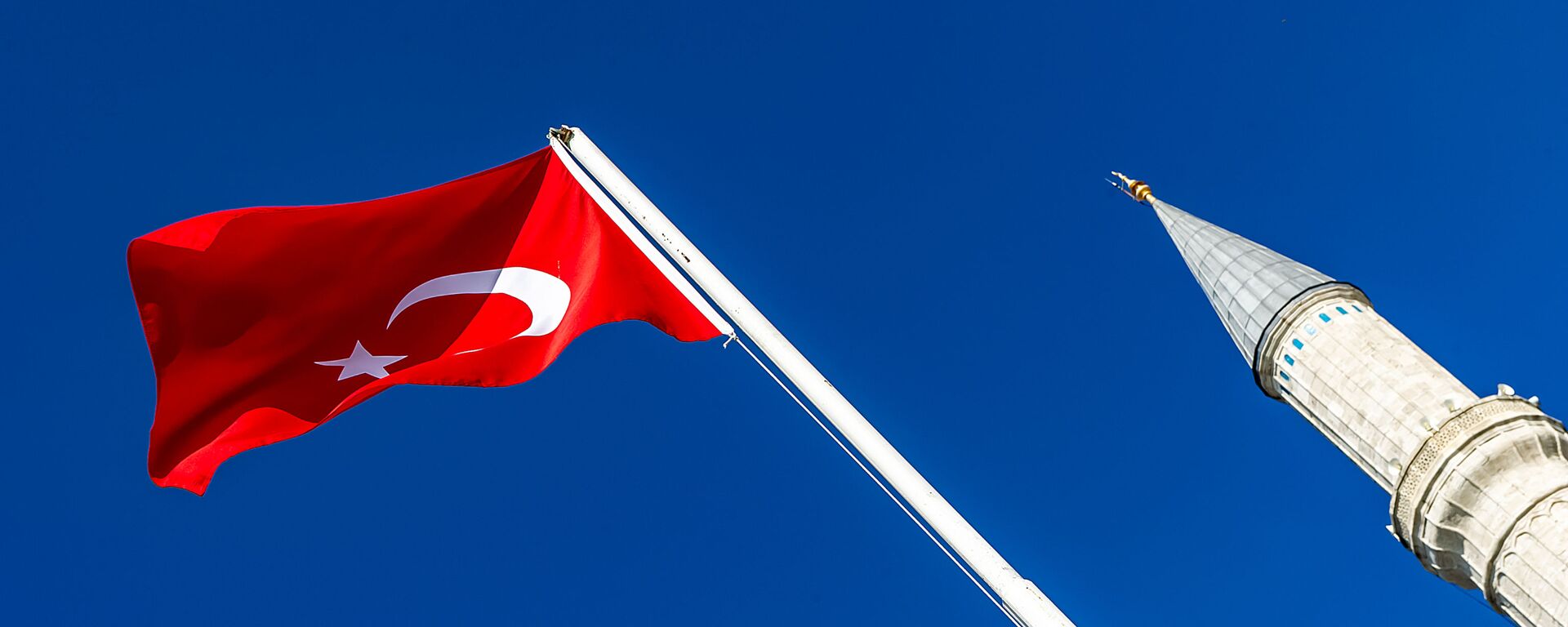 Флаг Турции и минарет в Стамбуле, архивное фото - Sputnik Литва, 1920, 08.10.2022