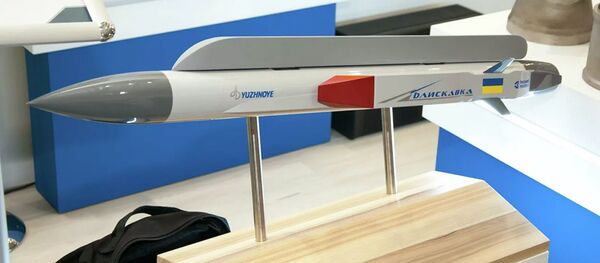 Макет украинской сверхзвуковой противокорабельной ракеты Молния Макет украинской сверхзвуковой противокорабельной ракеты Молния - Sputnik Литва