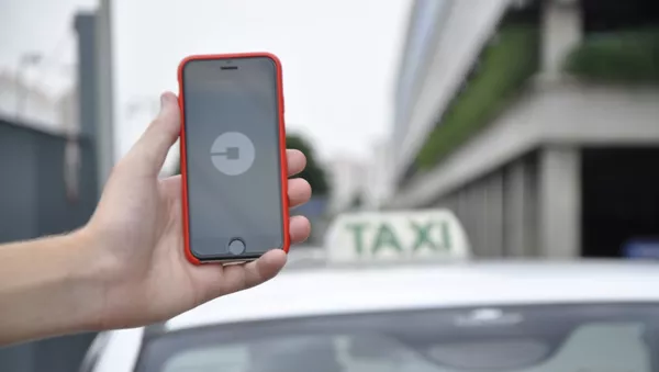 Смартфон с логотипом Uber на экране. - Sputnik Lietuva