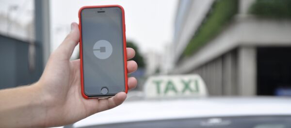 Смартфон с логотипом Uber на экране. Смартфон с логотипом Uber на экране. - Sputnik Литва