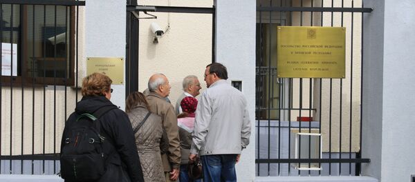 Граждане России у входа в посольство - Sputnik Lietuva