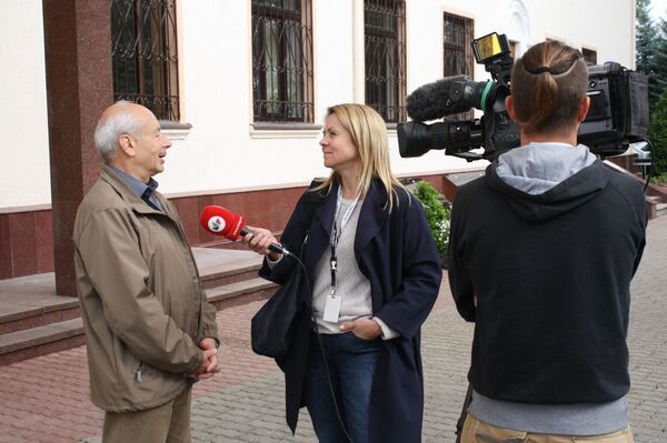 Гражданин Российской Федерации дает интервью литовскому телевидению сразу после голосования Гражданин Российской Федерации дает интервью литовскому телевидению сразу после голосования - Sputnik Литва