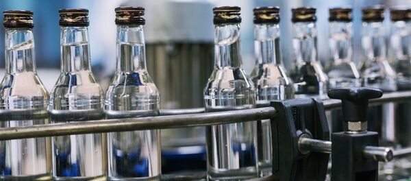 Цех розлива готовой продукции на российском предприятии по производству водки, архивное фото - Sputnik Литва