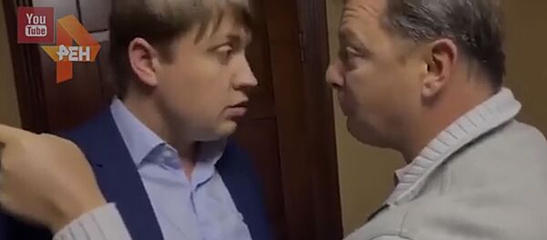 Опубликовано видео драки Олега Ляшко и депутата от партии Зеленского - Sputnik Литва