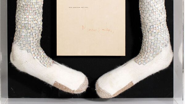 Носки Майкла Джексона из личной коллекции его менеджера Фрэнка Дилео - Sputnik Lietuva