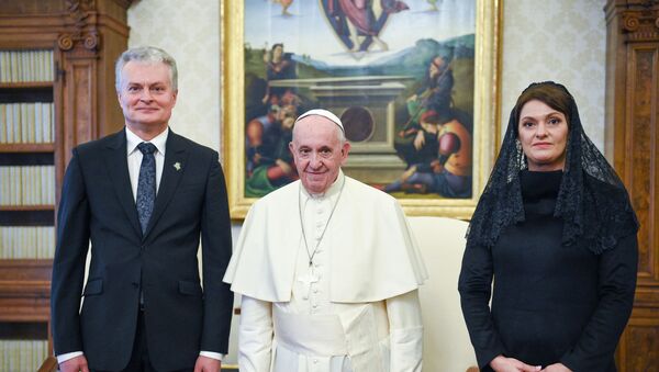Президент Литвы Гитанас Науседа, папа римский Франциск и Диана Науседене, 8 ноября 2019 года - Sputnik Lietuva