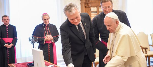Gitanas ir Diana Nausėdos susitiko su Popiežiumi Pranciškumi Gitanas ir Diana Nausėdos susitiko su Popiežiumi Pranciškumi - Sputnik Lietuva
