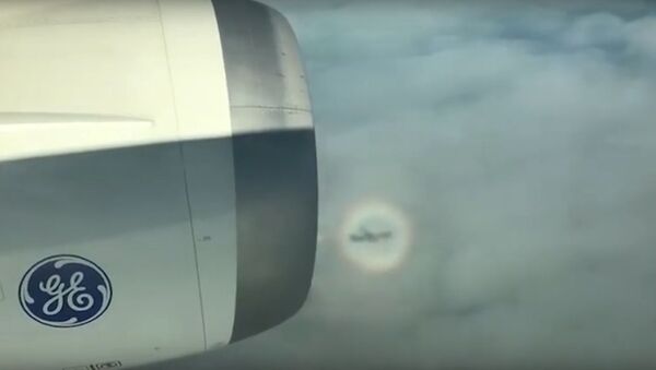 В Китае на видео сняли оптическую иллюзию с самолетом внутри цветного кольца - Sputnik Lietuva