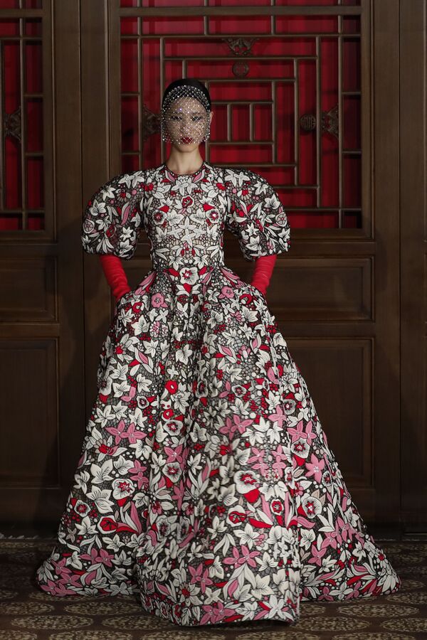 Модель представляет творение дизайнера Pierpaolo Piccioli из коллекции Valentino Haute Couture во время показа мод Летнем дворце Аман в Пекине, Китай - Sputnik Литва