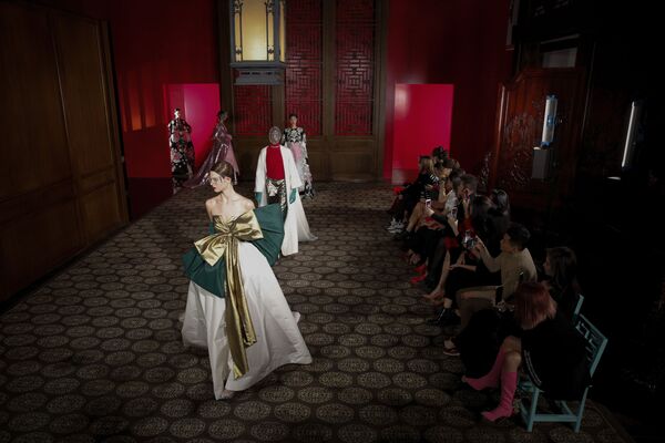 Модель представляет творение дизайнера Pierpaolo Piccioli из коллекции Valentino Haute Couture во время показа мод Летнем дворце Аман в Пекине, Китай - Sputnik Литва