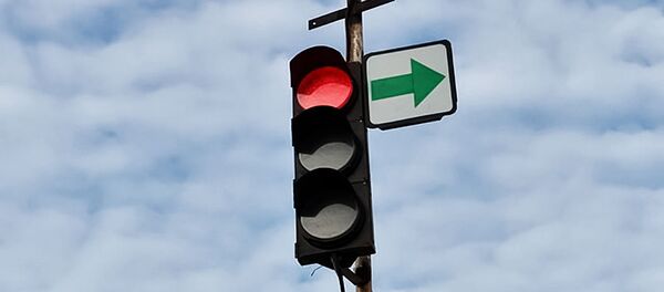 Светофор с зеленой стрелкой, архивное фото - Sputnik Литва