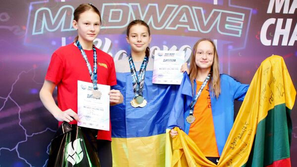 Смилте Плитникайте (третья справа) на соревнованиях по плаванию Mad Wave Challenge в Бресте, 9 ноября 2019 года - Sputnik Литва