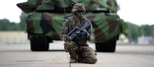 Военнослужащий армии Франции на фоне танка Leclerc (Леклерк), архивное фото Военнослужащий армии Франции на фоне танка Leclerc (Леклерк), архивное фото - Sputnik Lietuva