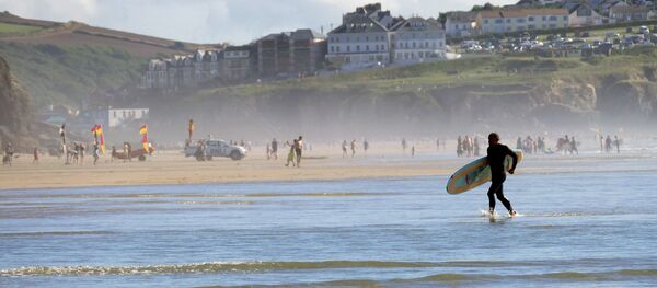 Серфингист на пляже Перранпорт Бич в Англии Серфингист на пляже Перранпорт Бич в Англии - Sputnik Lietuva