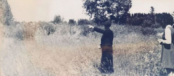 Обвиняемый Эдуард Торн показывает места расправ - Sputnik Литва