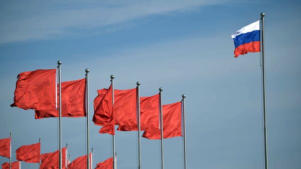 Российский и китайские флаги, архивное фото - Sputnik Литва
