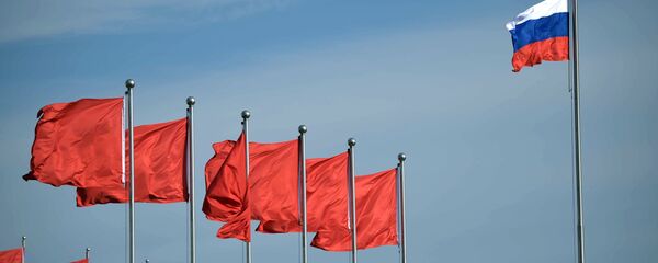 Российский и китайские флаги, архивное фото Российский и китайские флаги, архивное фото - Sputnik Lietuva