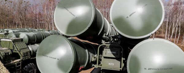 Боевые расчеты новейших зенитных ракетных систем С-400, архивное фото - Sputnik Литва