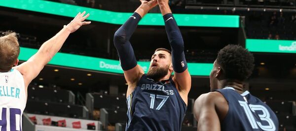 Мемфис Гриззлис и Йонас Валанчюнасв в матче против Шатлотт Хорнетс - Sputnik Литва