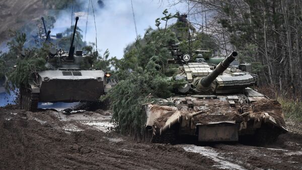 Боевая машина десанта БМД-2 (слева) и танк Т-80БВ на совместных учениях, архивное фото - Sputnik Литва