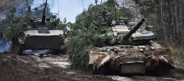 Боевая машина десанта БМД-2 (слева) и танк Т-80БВ на совместных учениях, архивное фото Боевая машина десанта БМД-2 (слева) и танк Т-80БВ на совместных учениях, архивное фото - Sputnik Литва