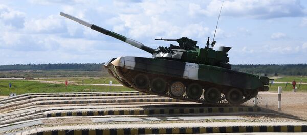 Танк Т-80 команды армии России, архивное фото Танк Т-80 команды армии России, архивное фото - Sputnik Lietuva
