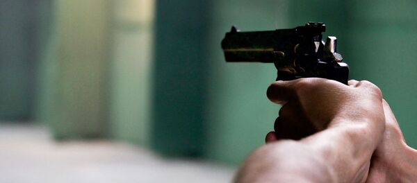 Пистолет в руках, архивное фото - Sputnik Литва