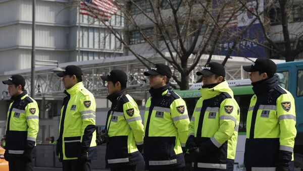 Полиция возле посольства США в Сеуле, Южная Корея, архивное фото - Sputnik Lietuva