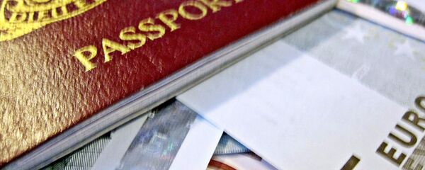 Паспорт и деньги, архивное фото Паспорт и деньги, архивное фото - Sputnik Литва
