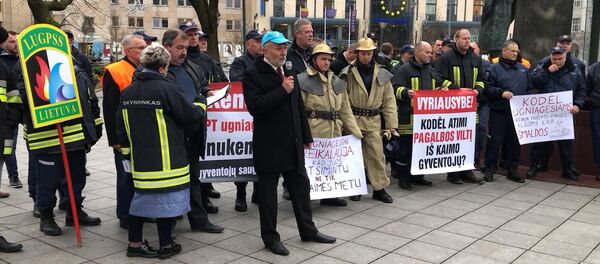 В Литве пожарные устроили митинг с требованием финансирования В Литве пожарные устроили митинг с требованием финансирования - Sputnik Lietuva