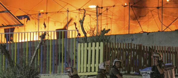 Горящий лагерь беженцев в Греции Горящий лагерь беженцев в Греции - Sputnik Lietuva