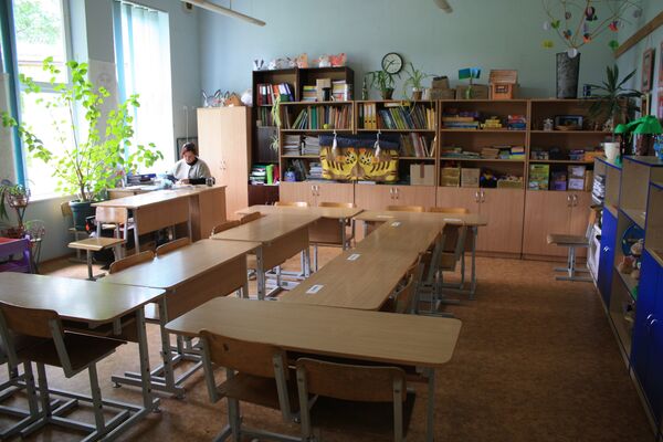 Класс для занятий в культурном центре табора Класс для занятий в культурном центре табора - Sputnik Литва
