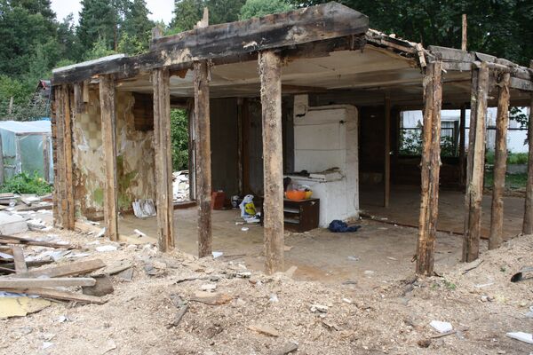 Останки дома в цыганском таборе Вильнюса Останки дома в цыганском таборе Вильнюса - Sputnik Литва