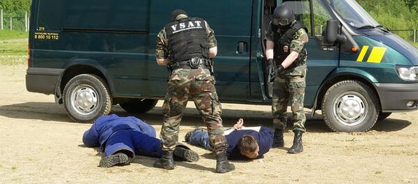 Пограничники организовали успешную засаду возле участка пенсионерки, которую атаковали телефонные мошенники - Sputnik Литва