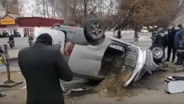 Automobilis su žmonėmis įkrito į duobę su verdančiu vandeniu - Sputnik Lietuva