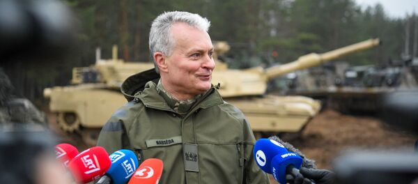 Президент Литвы посещает армейскую часть в Пабраде, 20 ноября 2019 года  - Sputnik Литва