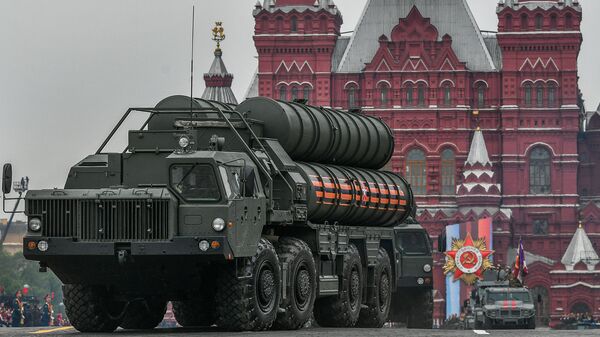 Транспортно-пусковая установка зенитного ракетного комплекса С-400 Триумф на военном параде на Красной площади, архивное фото - Sputnik Lietuva