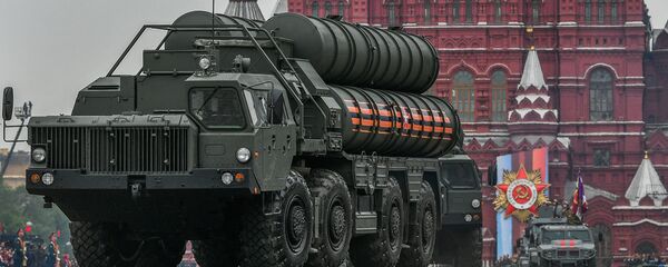 Транспортно-пусковая установка зенитного ракетного комплекса С-400 Триумф на военном параде на Красной площади, архивное фото - Sputnik Lietuva
