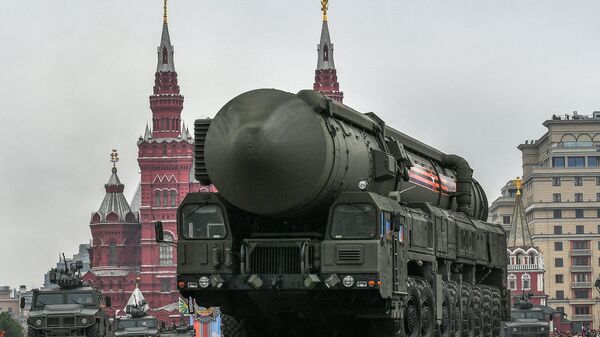 Автономная пусковая установка ПГРК Ярс на военном параде на Красной площади, архивное фото - Sputnik Литва