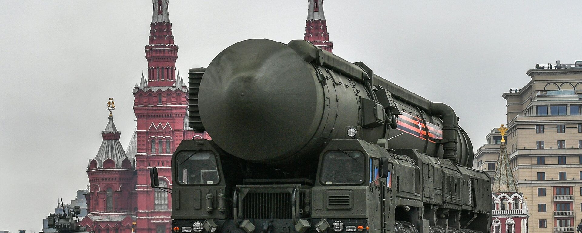 Автономная пусковая установка ПГРК Ярс на военном параде на Красной площади, архивное фото - Sputnik Литва, 1920, 29.10.2025