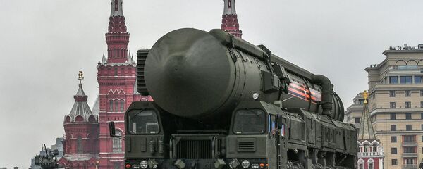 Автономная пусковая установка ПГРК Ярс на военном параде на Красной площади, архивное фото - Sputnik Литва