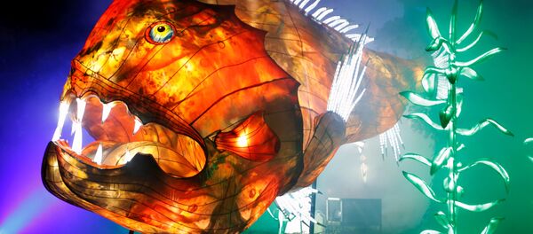 Светящаяся фигура рыбы на выставке Ocean en voie d'illumination в парижском ботаническом саду - Sputnik Lietuva