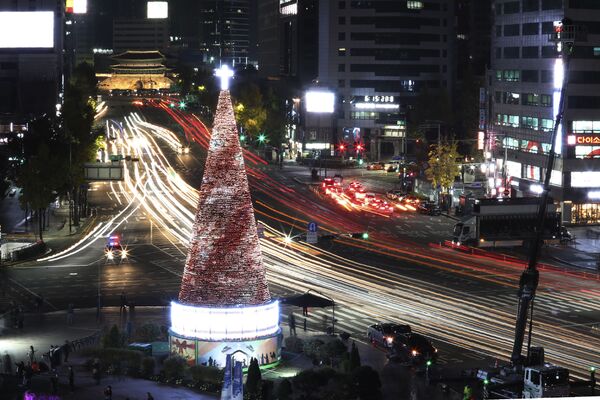 Рождествеская ель у здания Seoul City Hall Plaza в Сеуле - Sputnik Lietuva