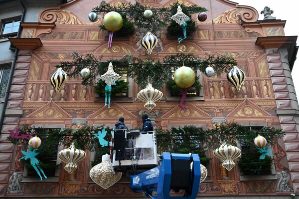 Рабочие украшают здание на традиционной рождественской ярмарке в Страсбурге - Sputnik Lietuva