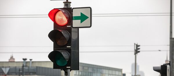 Светофор с зеленой стрелкой, архивное фото - Sputnik Литва