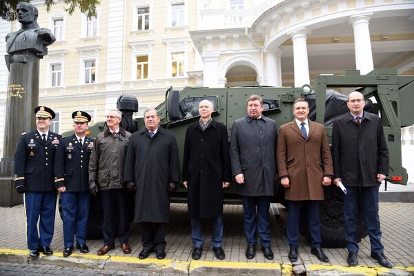 Литва потратит 145 миллионов евро на бронированные внедорожники из США Литва потратит 145 миллионов евро на бронированные внедорожники из США - Sputnik Литва