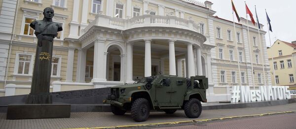 Министерство обороны Литвы и министерство обороны США подписали контракт о приобретении американских легких тактических бронеавтомобилей Министерство обороны Литвы и министерство обороны США подписали контракт о приобретении американских легких тактических бронеавтомобилей - Sputnik Литва